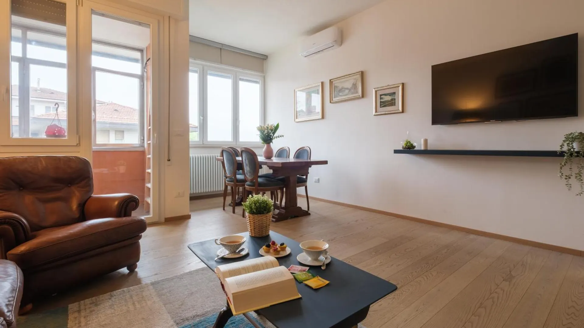 Classic And Elegant Style In Old Town Bologna Appartement