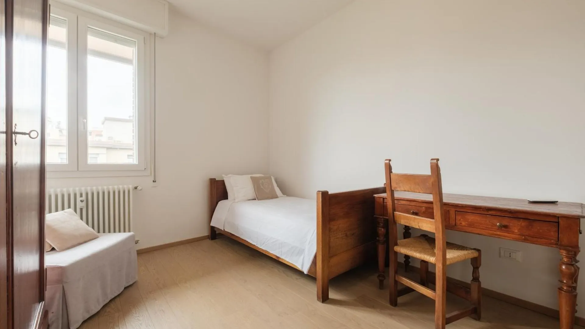 Classic And Elegant Style In Old Town Bologna Appartement